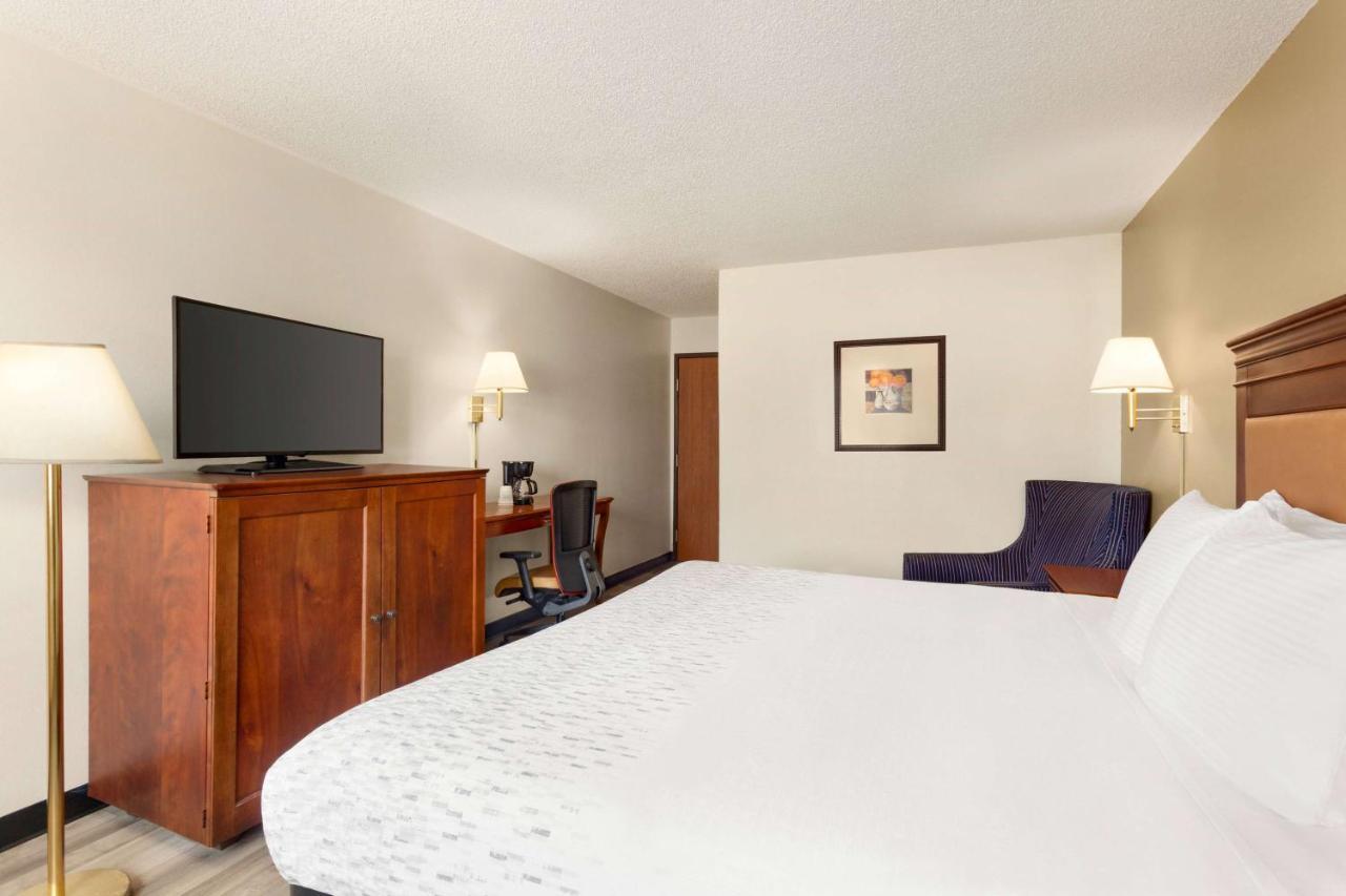 Baymont By Wyndham Hotel Hutchinson